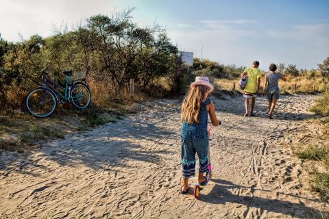 Ob zu Fuß entlang der Küste oder mit dem Fahrrad durch idyllische Küstenwälder – gemeinsame Bewegung an der frischen Luft macht Spaß, tut gut und schafft wertvolle Erinnerungen.