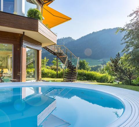 Warmes Wasser und Alpenblick – pure Entspannung unter freiem Himmel im Außenwhirlpool.
