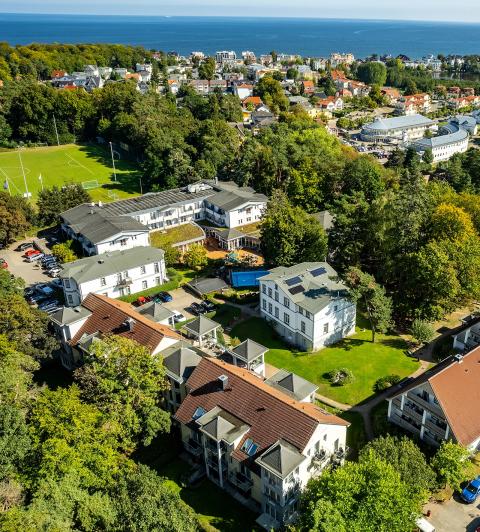 Inmitten einer wunderschönen Parkanlage, nur wenige Gehminuten vom feinen Ostseestrand entfernt, liegt das Ostseehotel – Villen im Park im Kaiserbad Bansin — die ideale Adresse für Familien, die Erholung und Meer gleichermaßen suchen.