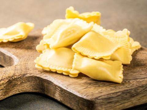 Rote Bete Ravioli mit Walnussbutter und Ricotta-Pilzfüllung
